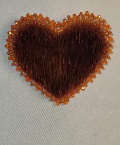 Alternative view of Épinglette cœur de solidarité en peau de phoque #2