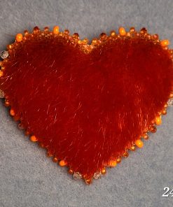 Alternative view of Épinglette cœur de solidarité en peau de phoque #24