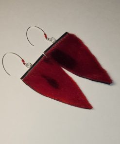 Alternative view of Boucles d’oreilles en peau de phoque rouge