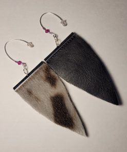 Alternative view of Boucles d’oreilles pendantes en peau de phoque avec support en cuir noir