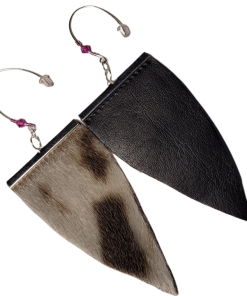 Boucles d’oreilles pendantes en peau de phoque avec support en cuir noir