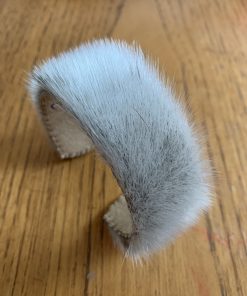 Alternative view of Bracelet manchette ajustable en peau de phoque rose