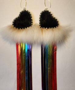 Alternative view of Boucles d’oreilles à franges arc-en-ciel et cœur en peau de phoque (noir)