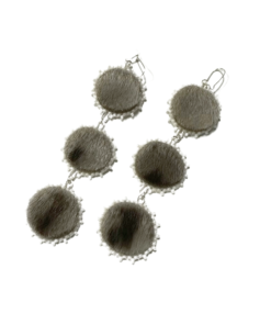 Boucles d’oreilles à cercles en peau de phoque