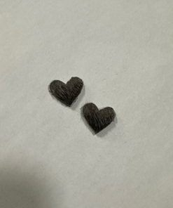 Alternative view of Mini boucles d’oreilles en cœur en fourrure de phoque naturelle